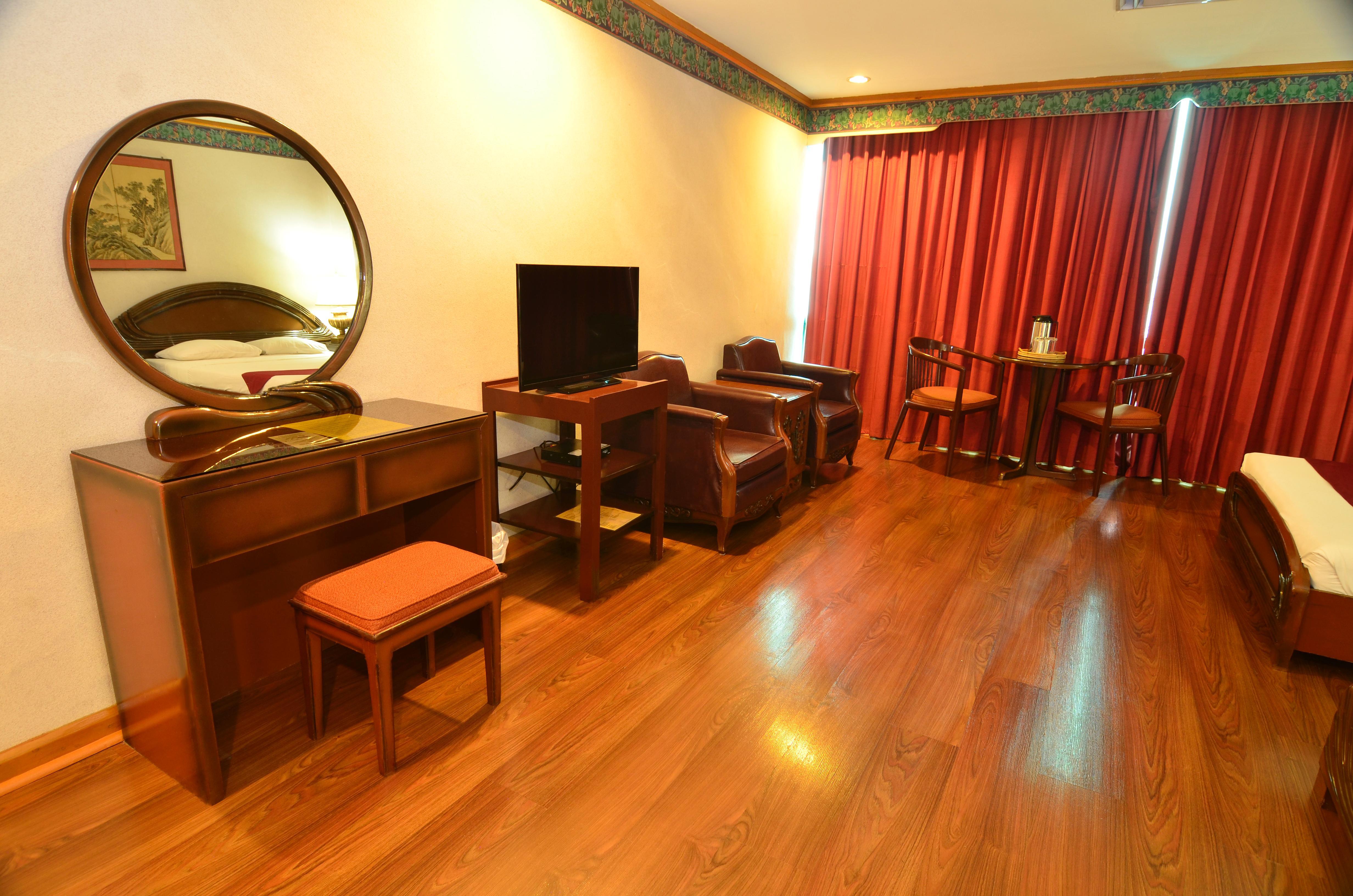 Holiday Plaza Hotel Cebu Exterior photo