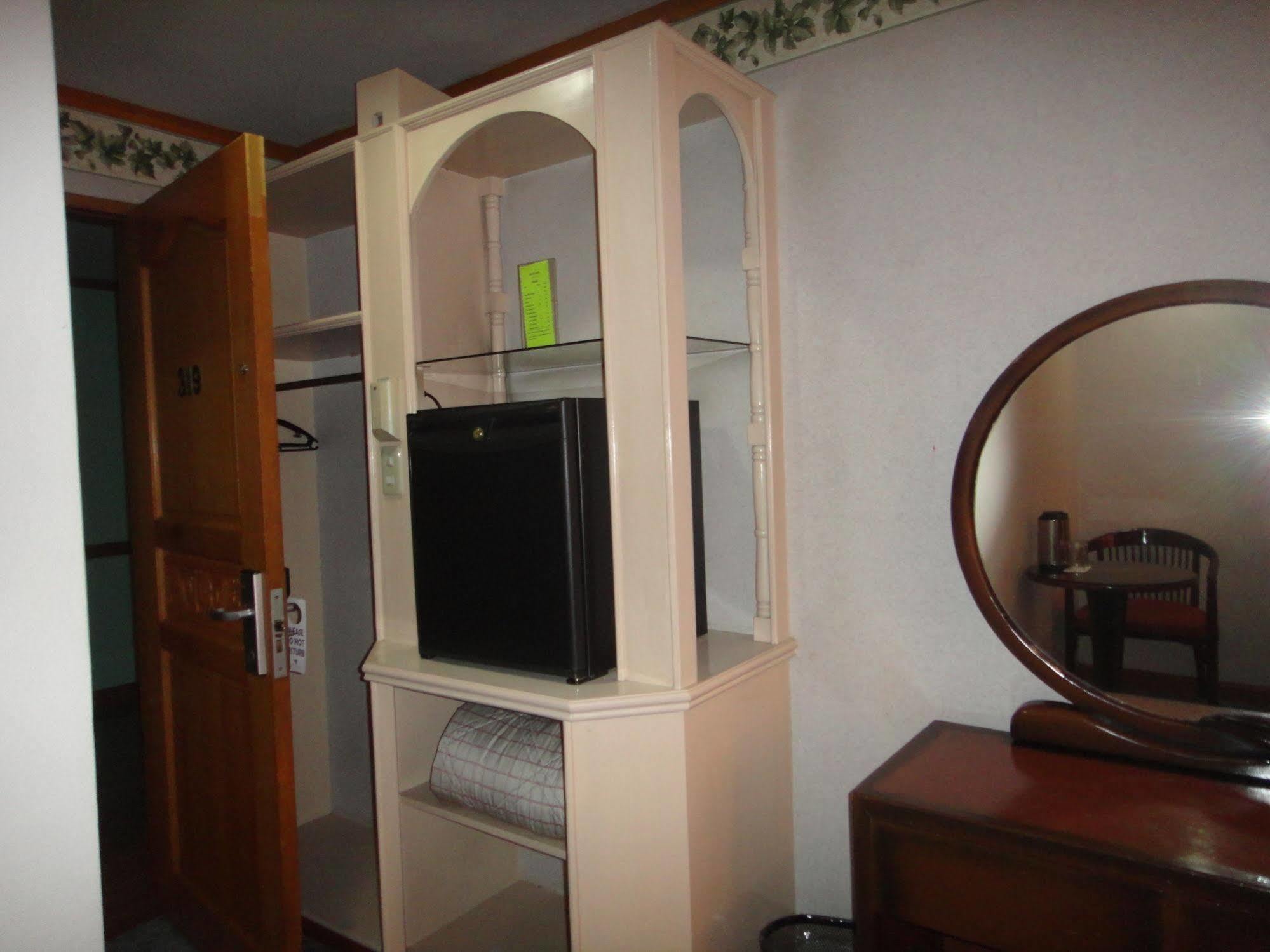 Holiday Plaza Hotel Cebu Exterior photo