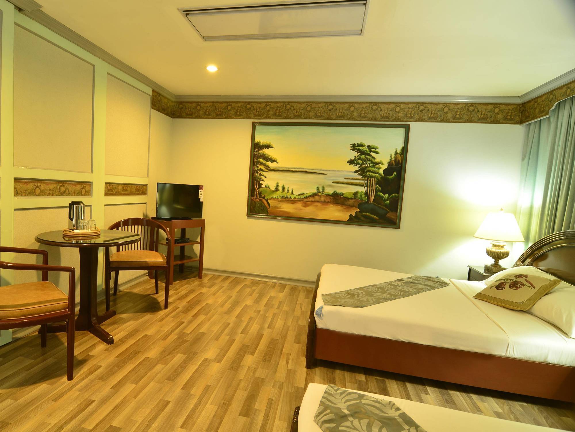 Holiday Plaza Hotel Cebu Exterior photo
