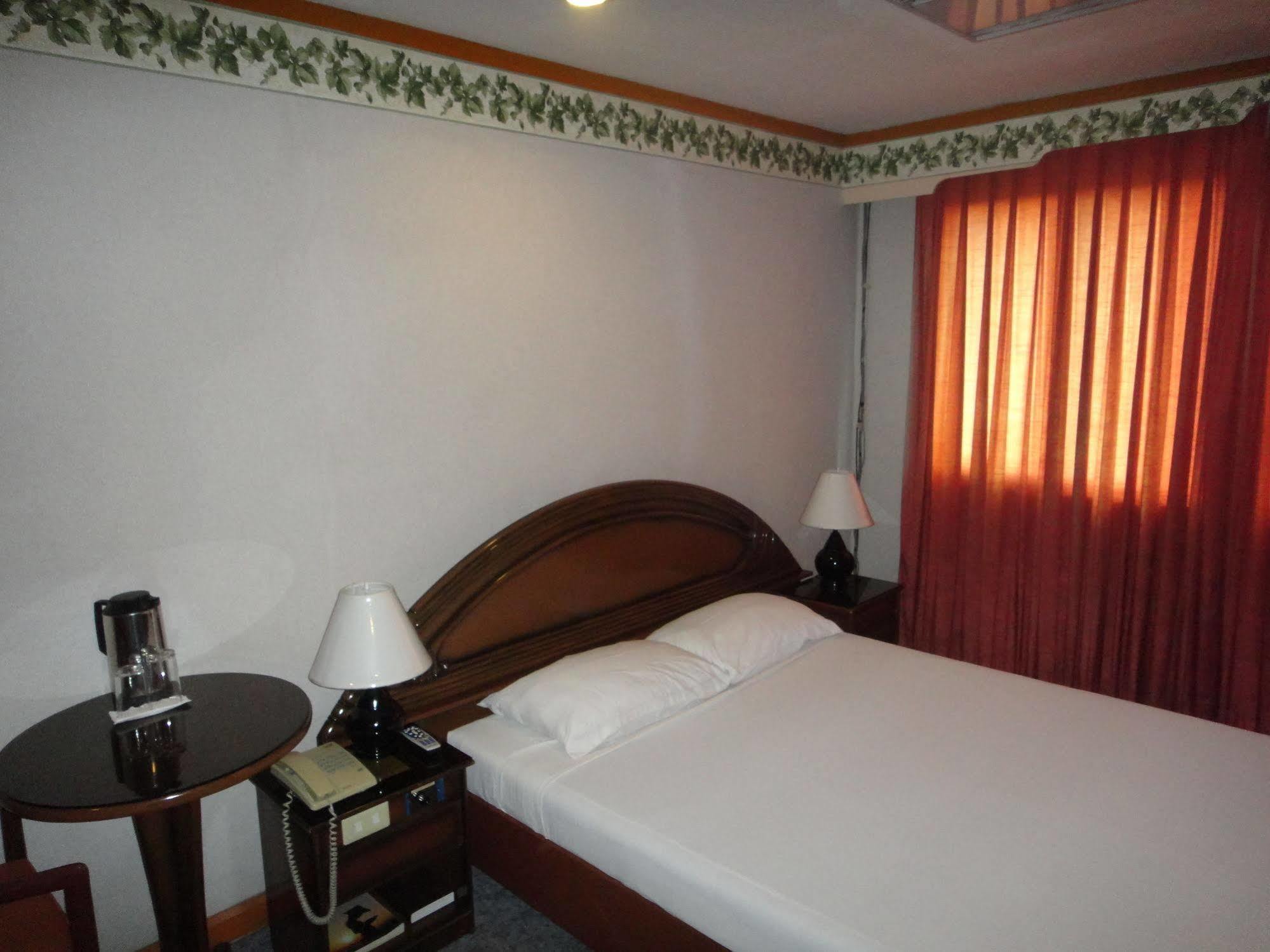 Holiday Plaza Hotel Cebu Exterior photo