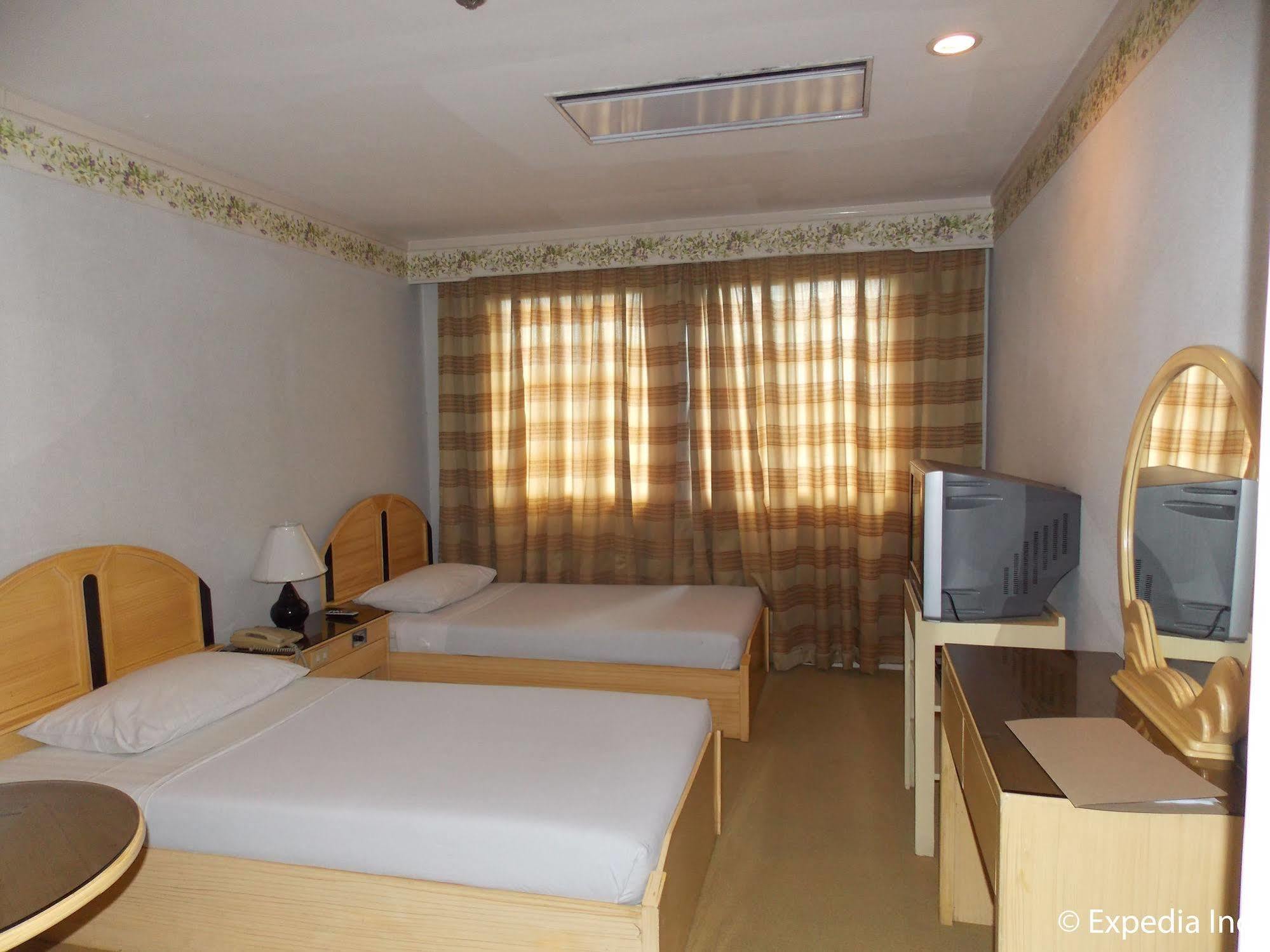 Holiday Plaza Hotel Cebu Exterior photo