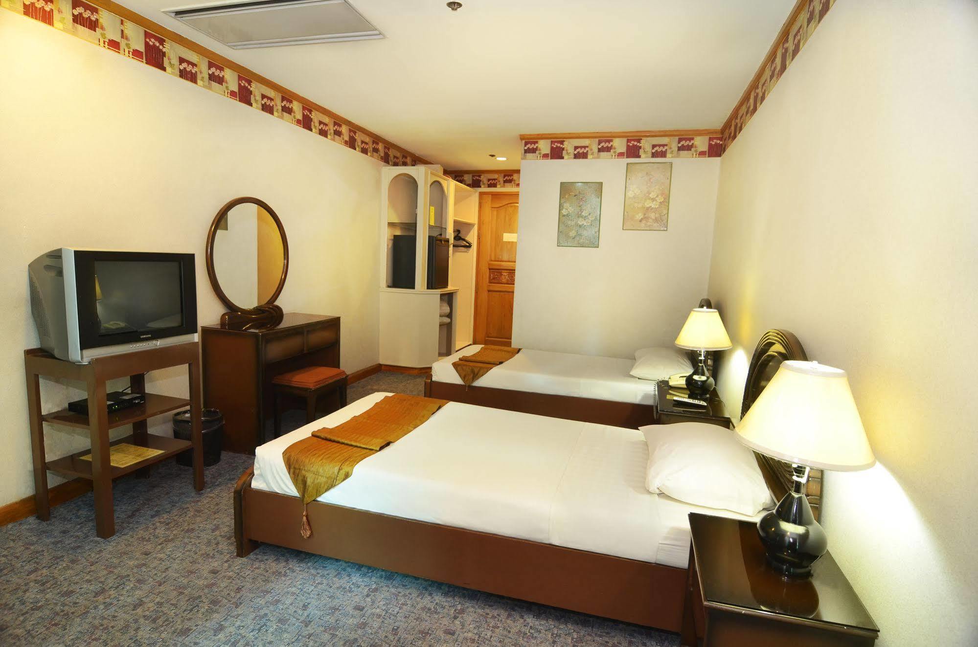 Holiday Plaza Hotel Cebu Exterior photo