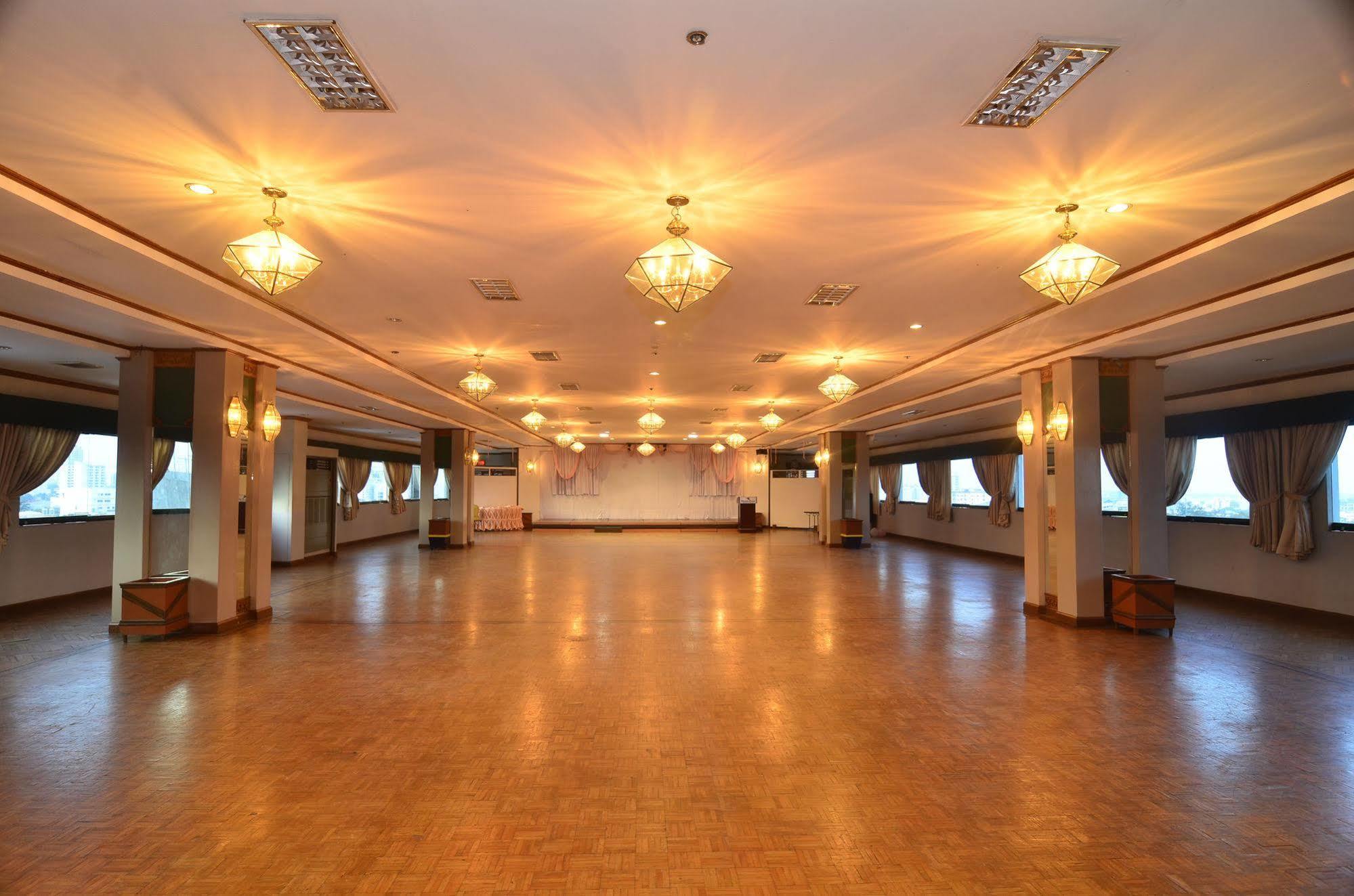 Holiday Plaza Hotel Cebu Exterior photo
