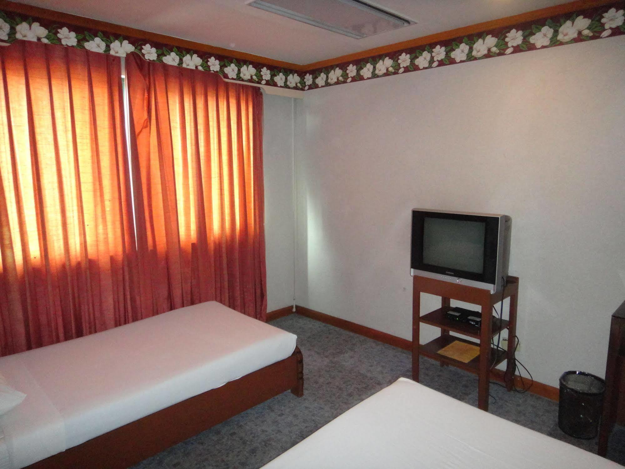 Holiday Plaza Hotel Cebu Exterior photo