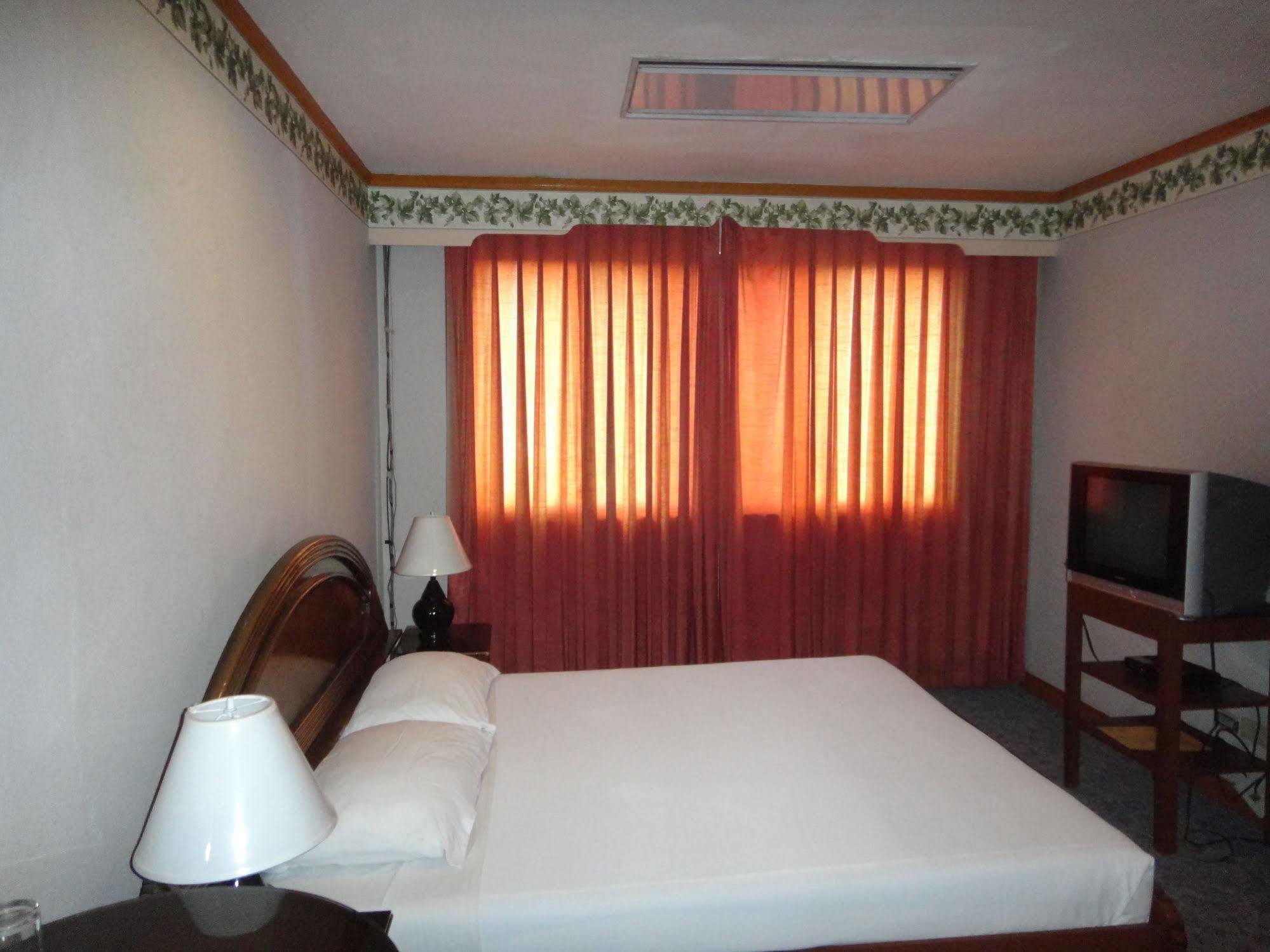 Holiday Plaza Hotel Cebu Exterior photo